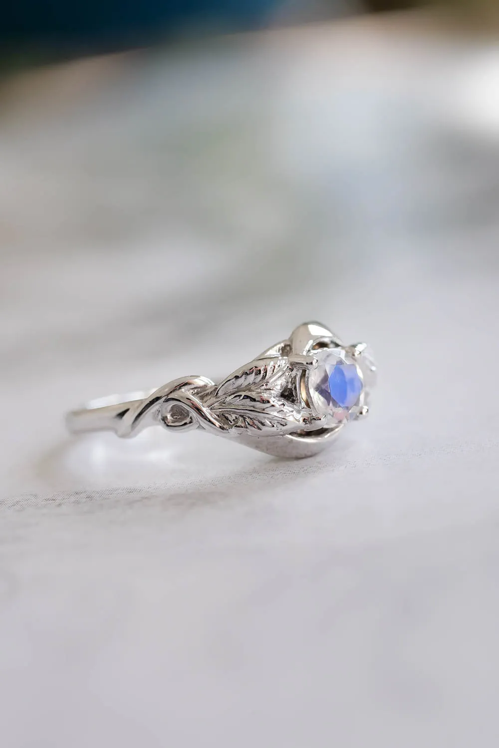 Woman engagement ring with moonstone in white gold / Azalea