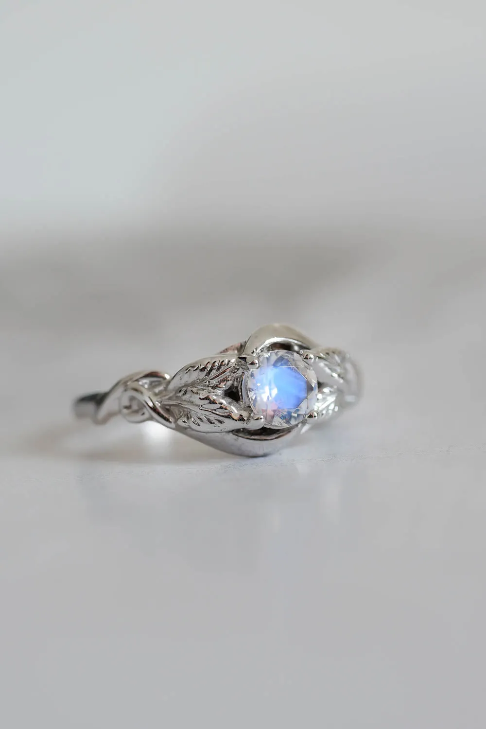 Woman engagement ring with moonstone in white gold / Azalea