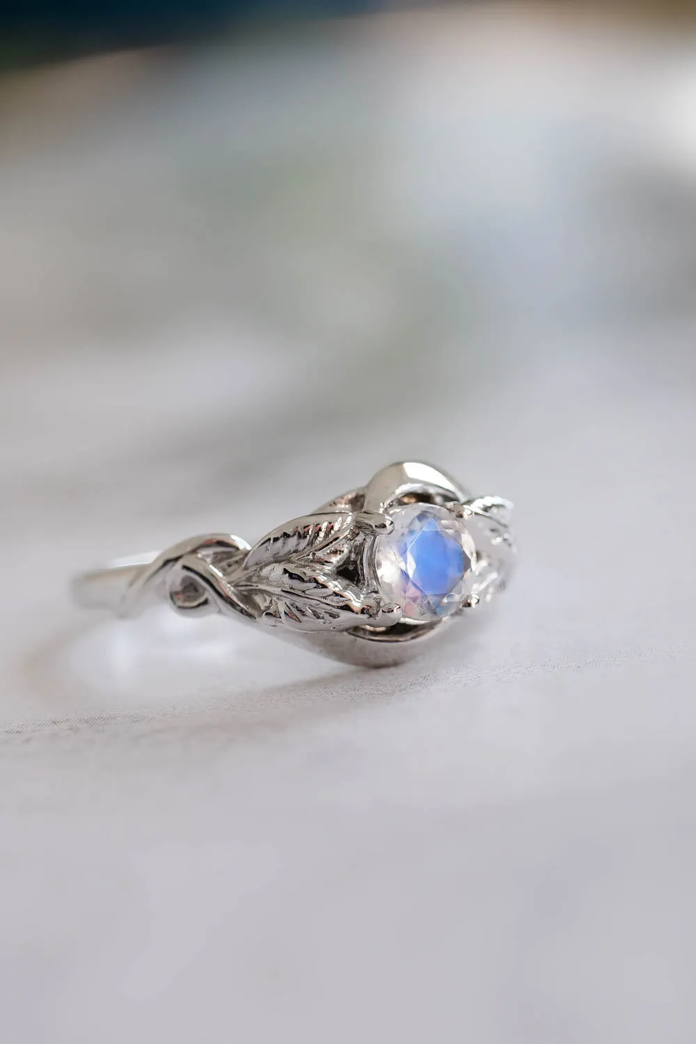 Woman engagement ring with moonstone in white gold / Azalea